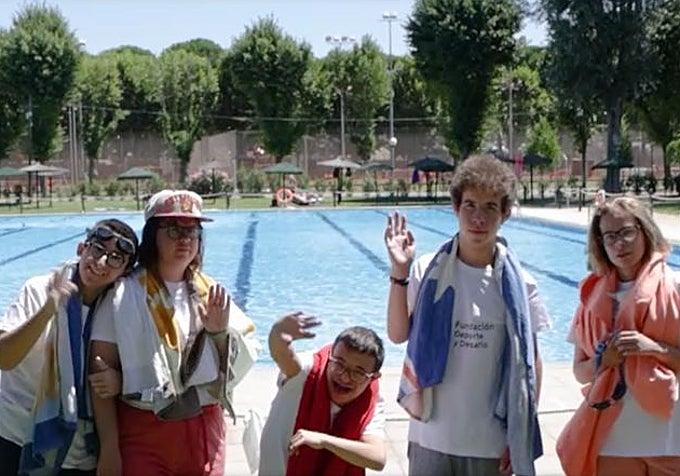 Participantes de campos de entrenamiento anteriores después de las actividades en piscina.