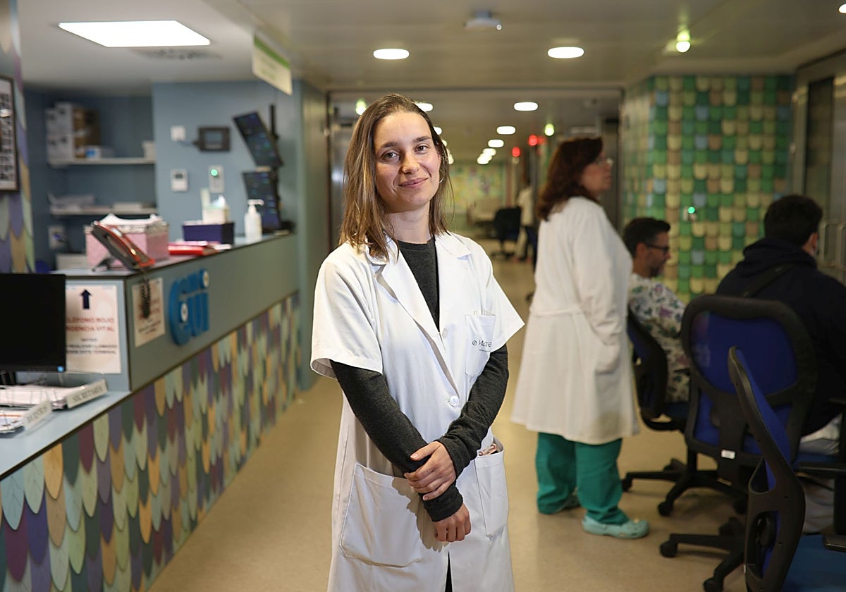 Nerea San Cristóbal, psicóloga de Madreperla, en el Hospital Universitario La Paz.