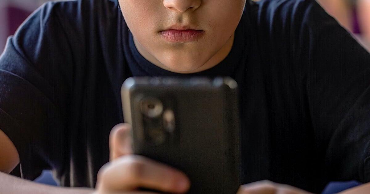 Qué es el 'síndrome cuello de texto' que padecen los jóvenes españoles