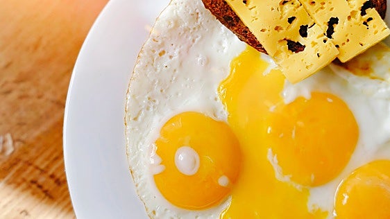 Una catedrática de nutrición advierte: «Los niños no consumen suficientes huevos justo cuando más beneficios aportan»