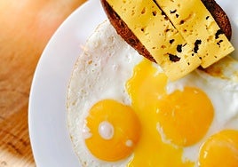 Una catedrática de nutrición advierte: «Los niños no consumen suficientes huevos justo cuando más beneficios aportan»