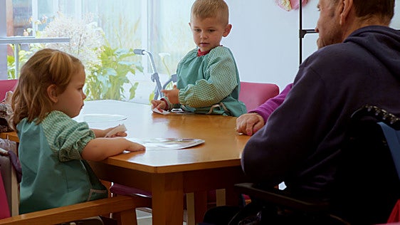 Esto es lo que ocurre al juntar para comer a los usuarios de un centro de día y a los de una escuela infantil