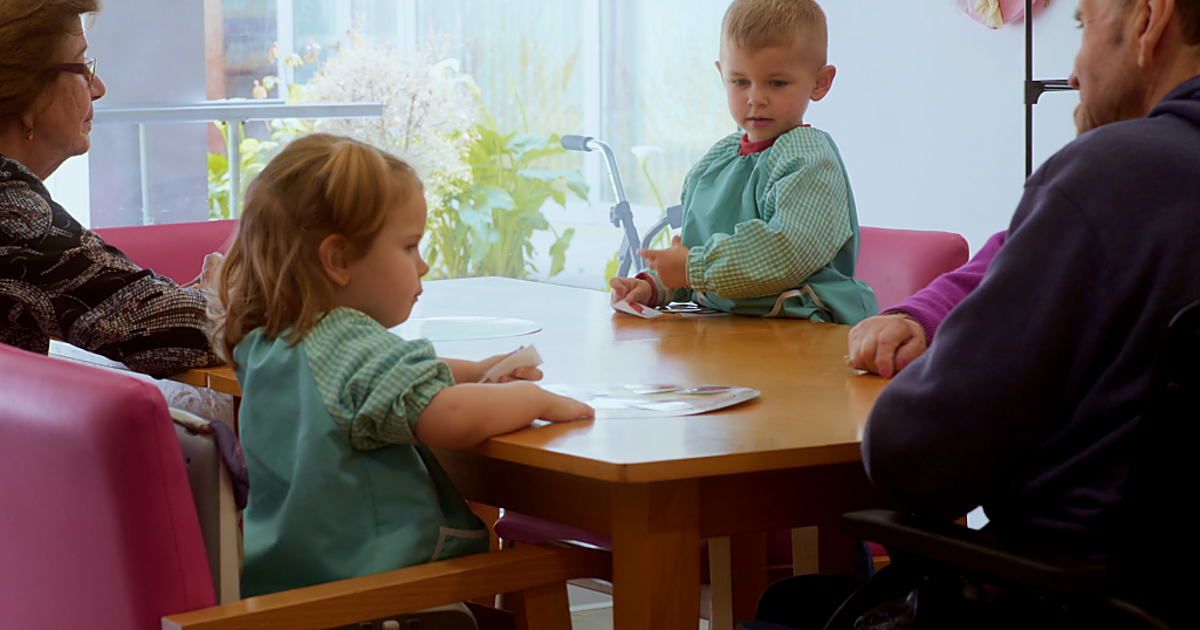 Esto es lo que ocurre al juntar para comer a los usuarios de un centro de día y a los de una escuela infantil