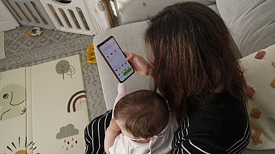 'Apps' que desafían al instinto maternal y dan el control a madres primerizas