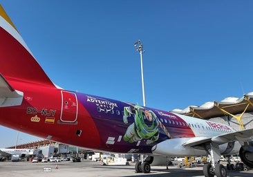 Niños de Juegaterapia estrenan el avión más 'mágico' de Iberia rumbo Disneyland
