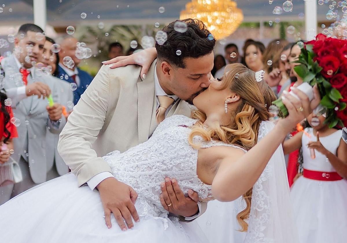 Dos novios en una boda.