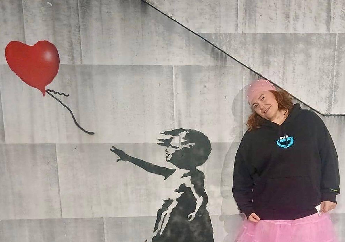 De maestra a tatuadora a los 51 años, la reinvención que empezó con una enfermedad