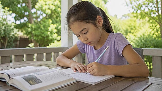 El error que muchos padres cometen cada verano con los deberes de sus hijos