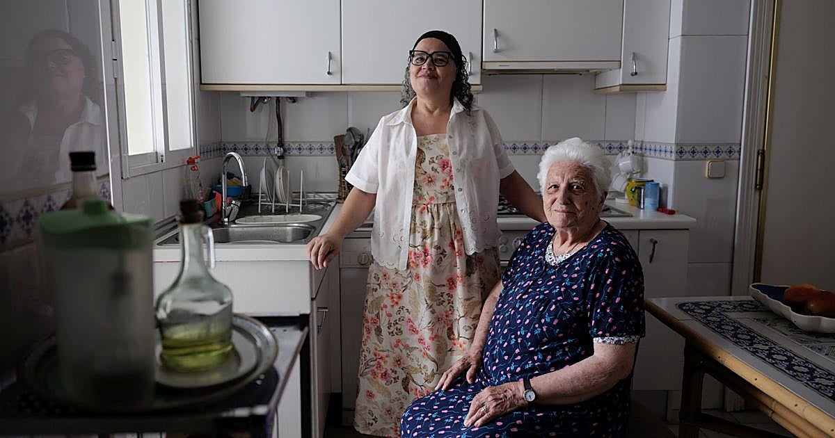 El verano dispara la necesidad de cuidadores: por qué cada vez más mayores quieren seguir en casa