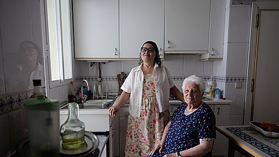 El verano dispara la necesidad de cuidadores: por qué cada vez más mayores quieren seguir en casa