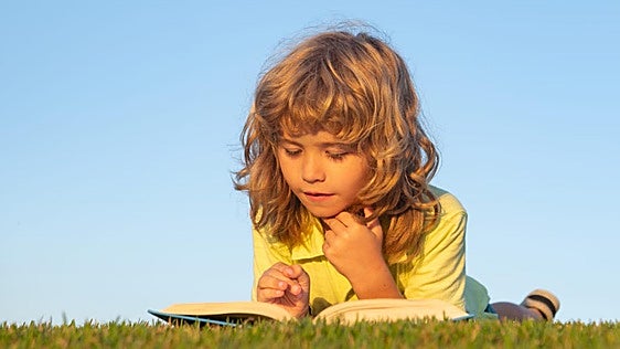 De los libros electrónicos a los 'Summer Camps': cuatro consejos para que los niños sigan aprendiendo este verano sin darse cuenta