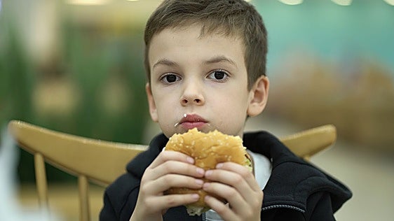 Una pediatra advierte: «Lo que damos de comer a un niño influye en el desarrollo y funcionamiento del cerebro»