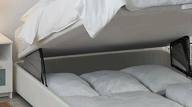 Los canapés siempre resultan la opción más cómoda para el almacenamiento y el ahorro de espacio / Ikea