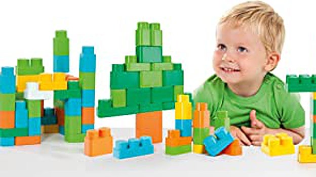 Niño rodeado de bloques de construcción