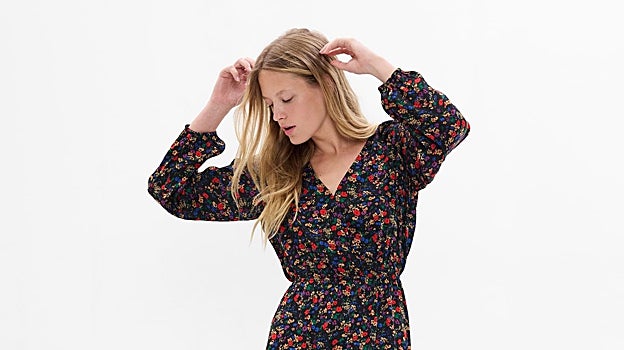 Mujer con vestido floral