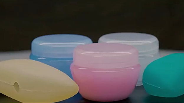 Envases de distintos tamaños y colores