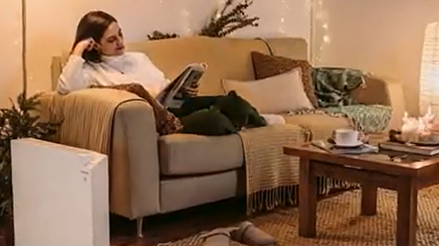 Mujer leyendo en el salón