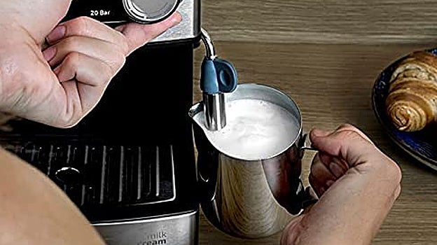 Cafetera con espumador de leche