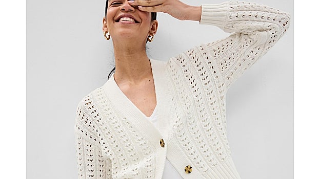 Mujer con chaqueta de crochet