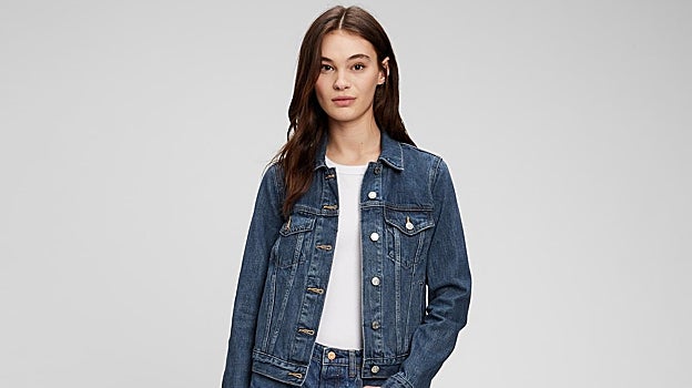 Mujer vistiendo chaqueta vequera