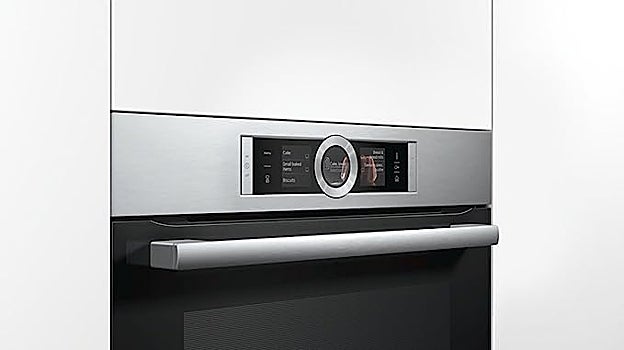 Horno encastrado en cocina blanca