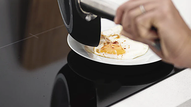 Persona cocinando un huevo frito