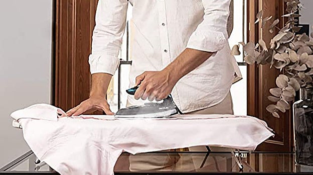 Hombre planchando una camisa