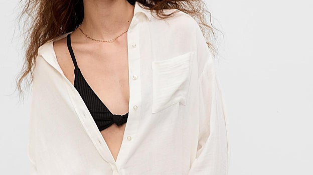 Camisa blanca a modo de sobrecamisa