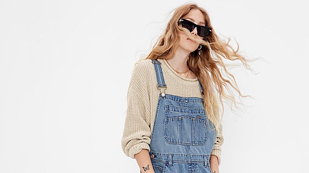 Mujer con peto y gafas de sol