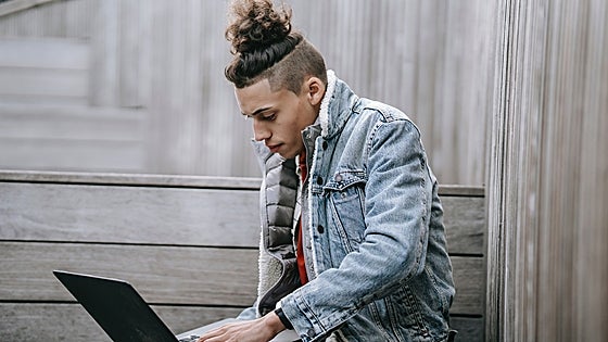 8 ideas para combinar una camisa vaquera de hombre