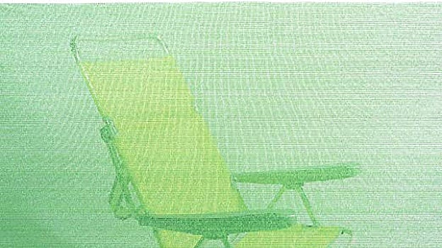 Silla tras malla de ocultación