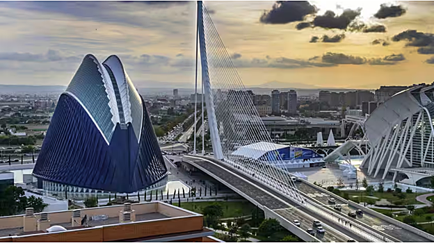 Valencia, la capital del Turia / Iberia