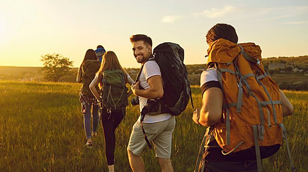 Recuerda siempre llevar lo esencial en tu mochila de viaje, sin sobrepasar demasiado para no llevar un peso excesivo / Canva