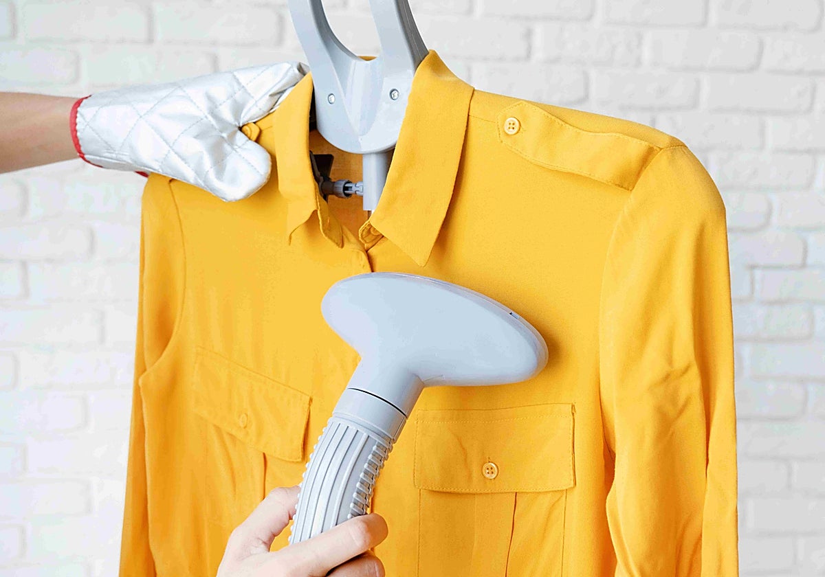 Una blusa amarilla planchada con un sistema de plancha vertical.