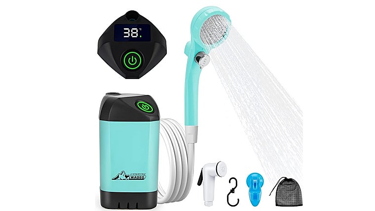 Duchas portátiles y accesorios para refrescarte al aire libre en verano (sin tener piscina)