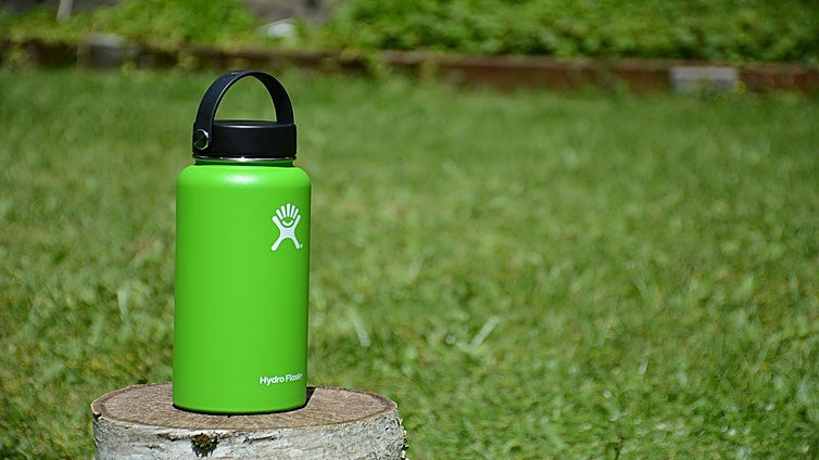 Las mejores botellas reutilizables para mantener el agua fría todo el día (incluso bajo el sol)