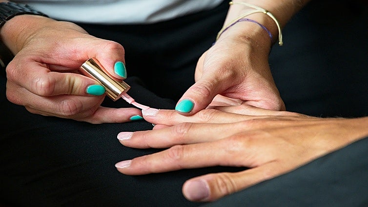 Uñas listas para el verano: colores, tratamientos y esmaltes que duran incluso en la playa