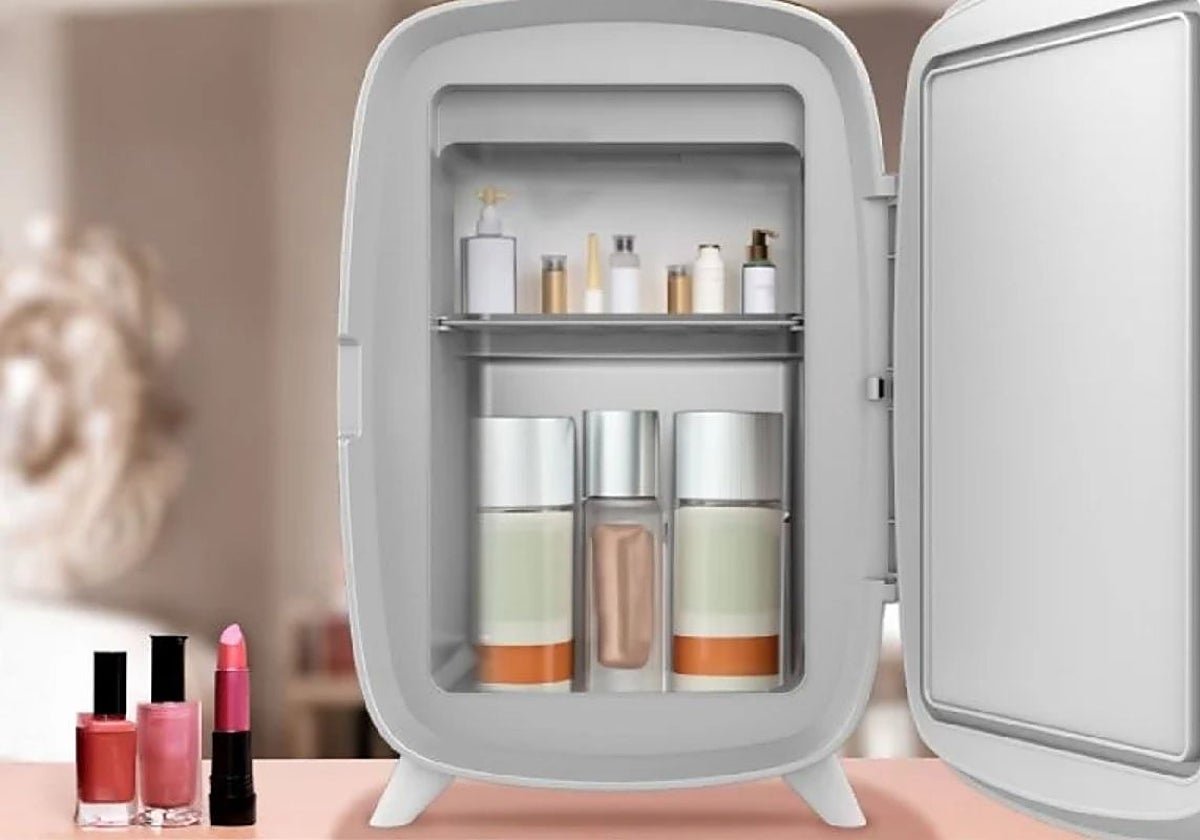 Mantén tus cremas y sérums a la temperatura ideal con esta mini nevera de cosméticos súper viral