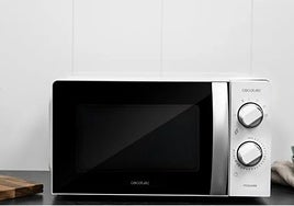 PcComponentes rebaja a menos de 50€ este microondas compacto de Cecotec perfecto para cocinas pequeñas