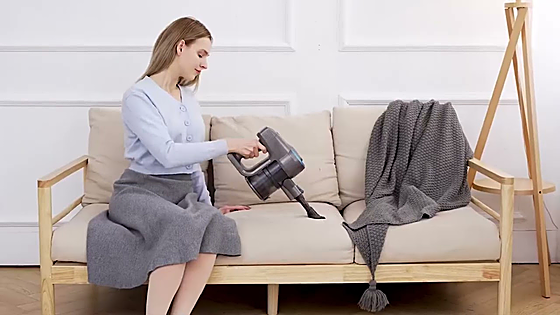 «Es la segunda que compro»: la aspiradora de 50 euros tipo Dyson que deja el suelo impecable sin esfuerzo