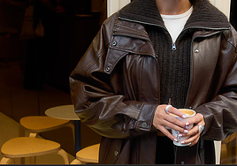 La cazadora oversize efecto piel de Bershka que marca tendencia este otoño