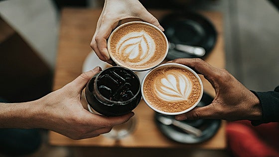 La cafetera superautomática Philips Serie con pantalla táctil y espumador de leche, ahora con descuento