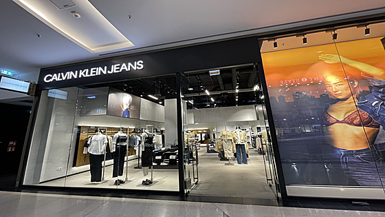 Esta camiseta Calvin Klein se ha convertido en el básico perfecto para vaqueros, chaquetas y cualquier plan