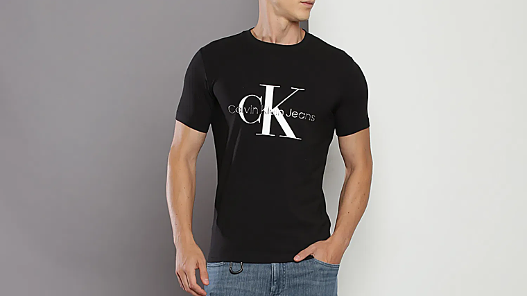 Esta camiseta Calvin Klein se ha convertido en el básico perfecto para vaqueros, chaquetas y cualquier plan