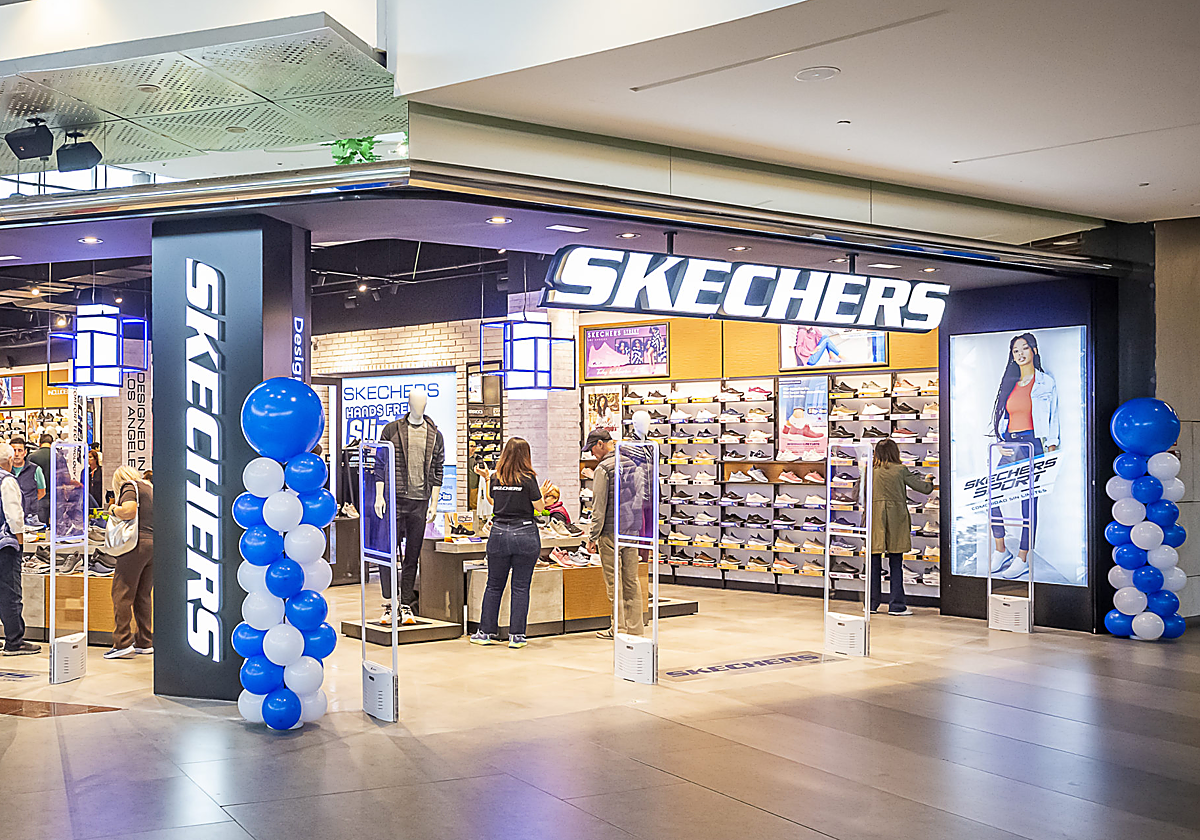 Las Skechers que muchos describen como «caminar sobre nubes» y que están usando a diario sin pensar en otra cosa