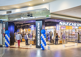 Las Skechers que muchos describen como «caminar sobre nubes» y que están usando a diario sin pensar en otra cosa