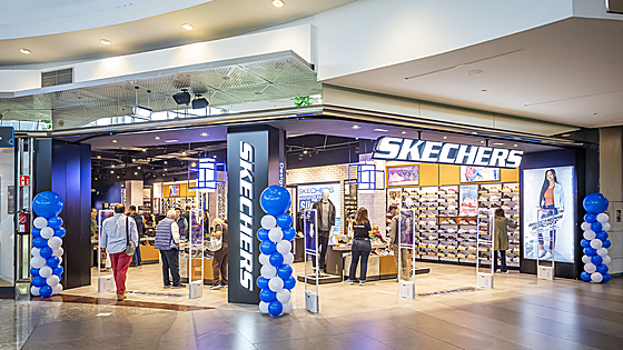 Las Skechers que muchos describen como «caminar sobre nubes» y que están usando a diario sin pensar en otra cosa