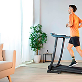 Con este frío polar, una cinta de correr plegable 2 en 1 barata se está convirtiendo en el gimnasio más práctico del salón