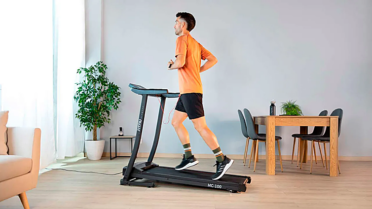 Con este frío polar, una cinta de correr plegable 2 en 1 barata se está convirtiendo en el gimnasio más práctico del salón