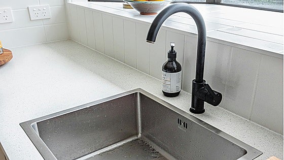 Descubre los mejores productos para limpiar el fregadero de tu cocina en profundidad